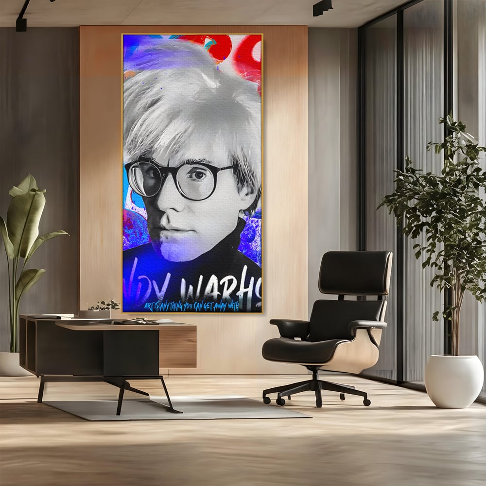 Tablou canvas cu tablou canvas cu portretul lui andy warhol, in rama de aluminiu auriu, pe perete intr-un birou
